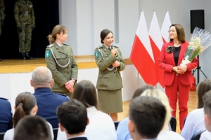 Wręczenie żółtego storczyka na ręce Pani Dyrektor Doroty Marciniak – symbol przyjaźni, współpracy i nowego początku. Wręczenie żółtego storczyka na ręce Pani Dyrektor Doroty Marciniak – symbol przyjaźni, współpracy i nowego początku.