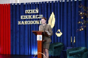 Funkcjonariuszka Nadwiślańskiego Oddziału Straży Granicznej podczas obchodów Dnia Edukacji Narodowej w Pułtusku. Funkcjonariuszka Nadwiślańskiego Oddziału Straży Granicznej podczas obchodów Dnia Edukacji Narodowej w Pułtusku.