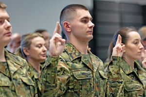 Uroczysty apel ślubowania nowo przyjętych funkcjonariuszy. Uroczysty apel ślubowania nowo przyjętych funkcjonariuszy.