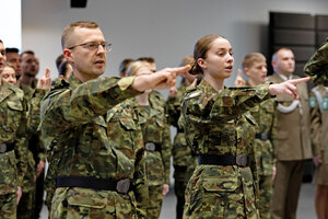 Uroczysty apel ślubowania nowo przyjętych funkcjonariuszy. Uroczysty apel ślubowania nowo przyjętych funkcjonariuszy.