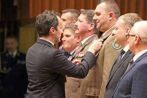 Kpt. SG Radosław Kwiatek odbiera odznaczenie. Kpt. SG Radosław Kwiatek odbiera odznaczenie.