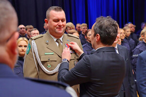 Kpt. SG Radosław Kwiatek odbiera odznaczenie. Kpt. SG Radosław Kwiatek odbiera odznaczenie.