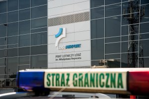 Widoczny kogut na dachu samochodu służbowego Straży Granicznej. W tle terminal Lotniska w Łodzi. Widoczny kogut na dachu samochodu służbowego Straży Granicznej. W tle terminal Lotniska w Łodzi.
