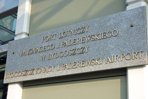 Tablica z napisem Port lotniczy imienia Ignacego Paderewskiego w Bydgoszczy. Bydgoszcz Ignacy Paderewski Airport. Tablica z napisem Port lotniczy imienia Ignacego Paderewskiego w Bydgoszczy. Bydgoszcz Ignacy Paderewski Airport.