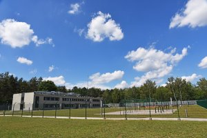 Widok na teren i budynek Ośrodka dla Cudzoziemców. Widok na teren i budynek Ośrodka dla Cudzoziemców.