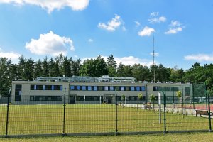 Widok na teren i budynek Ośrodka dla Cudzoziemców. Widok na teren i budynek Ośrodka dla Cudzoziemców.