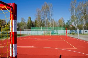 Boisko wielofunkcyjne na terenie ośrodka. Boisko wielofunkcyjne na terenie ośrodka.