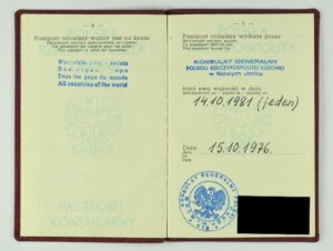 Zdjęcie przedstawia strony wewnętrzne ujawnionego paszportu konsularnego z 1981 roku 