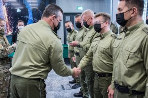 płk SG Robert Bagan gratuluje Zastępcy Komendanta NwOSG płk. SG Pawłowi Sobierajowi odznaczenia poprzez uścisk dłoni 10 lat WZD NwOSG