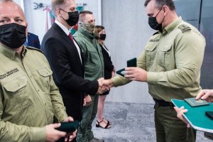 Komendant NwOSG wręcza Medal Pamiątkowy jednemu z uhonorowanych funkcjonariuszy 10 lat WZD NwOSG