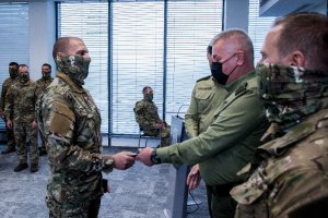 Zastępca Komendanta NwOSG płk SG Dariusz Lutyński składa gratulacje jednemu z uhonorowanych funkcjonariuszy 10 lat WZD NwOSG