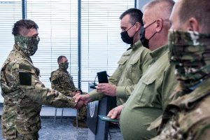 Komendant NwOSG gratuluje jednemu z uhonorowanych funkcjonariuszy 10 lat WZD NwOSG