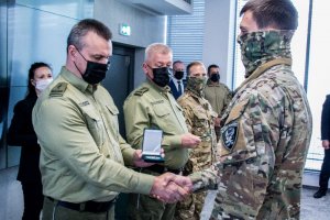 Komendant NwOSG gratuluje jednemu z uhonorowanych funkcjonariuszy WZD 10 lat WZD NwOSG