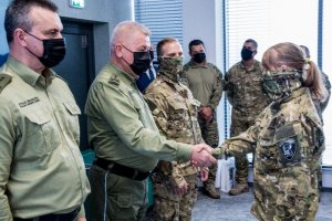 Zastępca Komendanta NwOSG płk SG Dariusz Lutyński składa gratulacje jednej z uhonorowanych funkcjonariuszek WZD 10 lat WZD NwOSG