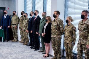 Stojący w szyku uczestnicy uroczystości - uhonorowani Medalem Pamiątkowym z okazji 10 rocznicy utworzenia Wydziału Zabezpieczenia Działań NwOSG 10 lat WZD NwOSG