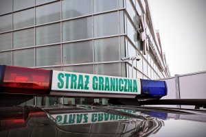 Samochód SG na tle budynku Portu Lotniczego im. F. Chopina Samochód SG na tle budynku Portu Lotniczego im. F. Chopina