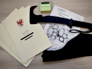 Teczka papierowa, dwa kastety, maczeta, protokół zatrzymania rzeczy Teczka papierowa, dwa kastety, maczeta, protokół zatrzymania rzeczy