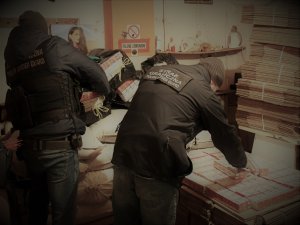 Funkcjonariusze Straży Granicznej liczą ujawnione papierosy 