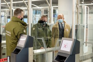 Przed bramkami ABC stoją: płk SG Robert Bagan, płk SG Piotr Lisiak, Wojewoda Mazowiecki Konstanty Radziwiłł 