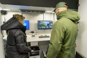 Dyrektor Wydziału Infrastruktury MUW Aleksandra Krzoska w ambulansie pirotechnicznym 
