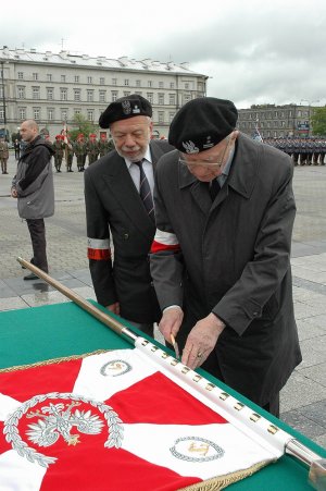 Edmund Baranowski podczas uroczystości wręczenia Sztandaru NwOSG 