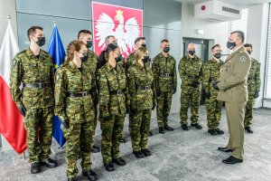 Komendant NwOSG z funkcjonariuszami 