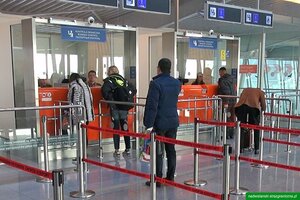 Pasażerowie oczekujący na odprawę paszportową Pasażerowie oczekujący na odprawę paszportową