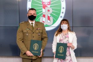 Komendant NwOSG i Pani Dyrektor Zespołu Szkół nr 1 prezentują porozumienie Komendant NwOSG i Pani Dyrektor Zespołu Szkół nr 1 prezentują porozumienie