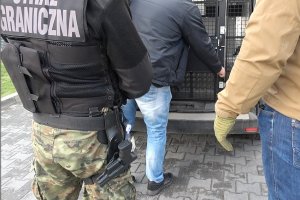 Zatrzymany wchodzi do pojazdu SG Zatrzymany wchodzi do pojazdu SG
