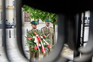 Funkcjonariusze NwOSG składają hołd pod tablicą pamiątkową gen. Zbigniewa Ścibor-Rylskiego przy ulicy Długiej. Funkcjonariusze NwOSG składają hołd pod tablicą pamiątkową gen. Zbigniewa Ścibor-Rylskiego przy ulicy Długiej.
