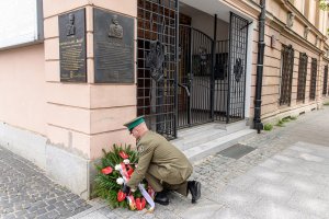 Funkcjonariusze NwOSG składają hołd pod tablicą pamiątkową gen. Zbigniewa Ścibor-Rylskiego przy ulicy Długiej. Funkcjonariusze NwOSG składają hołd pod tablicą pamiątkową gen. Zbigniewa Ścibor-Rylskiego przy ulicy Długiej.