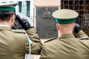Funkcjonariusze NwOSG składają hołd pod tablicą pamiątkową gen. Zbigniewa Ścibor-Rylskiego przy ulicy Długiej. Funkcjonariusze NwOSG składają hołd pod tablicą pamiątkową gen. Zbigniewa Ścibor-Rylskiego przy ulicy Długiej.
