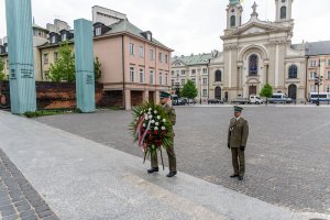 Funkcjonariusze NwOSG składają wieniec pod Pomnikiem Powstańców Warszawskich. Funkcjonariusze NwOSG składają wieniec pod Pomnikiem Powstańców Warszawskich.