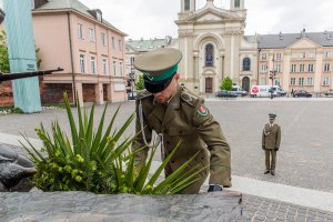Funkcjonariusze NwOSG składają wieniec pod Pomnikiem Powstańców Warszawskich. Funkcjonariusze NwOSG składają wieniec pod Pomnikiem Powstańców Warszawskich.