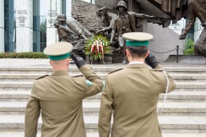 Funkcjonariusze NwOSG składają wieniec pod Pomnikiem Powstańców Warszawskich. Funkcjonariusze NwOSG składają wieniec pod Pomnikiem Powstańców Warszawskich.
