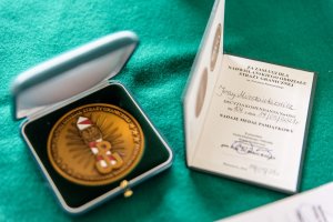 Medal Za Zasługi dla NwOSG, obok leży legitymacja dla Pana Jerzego Mindziukiewicza. Medal Za Zasługi dla NwOSG, obok leży legitymacja dla Pana Jerzego Mindziukiewicza.