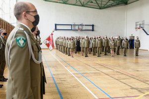 Funkcjonariusze NwOSG stojący podczas odgrywania Hymnu Państwowego. Funkcjonariusze NwOSG stojący podczas odgrywania Hymnu Państwowego.