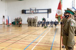 Komendant NwOSG, zaproszeni Goście, funkcjonariusze SG oraz Poczet Sztandarowy podczas apelu. Komendant NwOSG, zaproszeni Goście, funkcjonariusze SG oraz Poczet Sztandarowy podczas apelu.