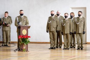 Komendant NwOSG przemawia, obok stoją z-cy Komendanta oraz kapelani SG. Komendant NwOSG przemawia, obok stoją z-cy Komendanta oraz kapelani SG.