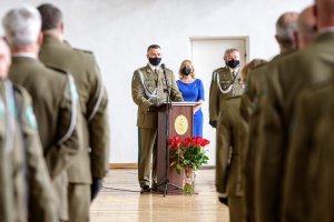 Komendant NwOSG przemawia. Komendant NwOSG przemawia.