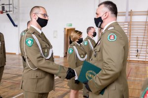 Komendant NwOSG wręcza nominację oficerską funkcjonariuszowi SG. Komendant NwOSG wręcza nominację oficerską funkcjonariuszowi SG.