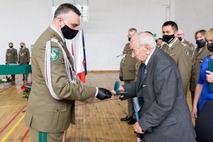 Gen. bryg. SG Robert Bagan wręcza medal Za Zasługi dla NwOSG Panu Jerzemu Mindziukiewiczowi. Gen. bryg. SG Robert Bagan wręcza medal Za Zasługi dla NwOSG Panu Jerzemu Mindziukiewiczowi.