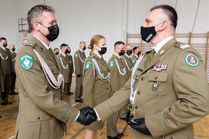 Komendant NwOSG wręcza medale, odznaki SG oraz wyróżnienia funkcjonariuszom NwOSG. Komendant NwOSG wręcza medale, odznaki SG oraz wyróżnienia funkcjonariuszom NwOSG.