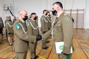 Komendant NwOSG wręcza medale, odznaki SG oraz wyróżnienia funkcjonariuszom NwOSG. Komendant NwOSG wręcza medale, odznaki SG oraz wyróżnienia funkcjonariuszom NwOSG.