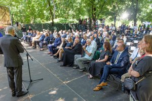 Rozpoczęcie uroczystości. Na krzesłach siedzą zaproszeni goście. Rozpoczęcie uroczystości. Na krzesłach siedzą zaproszeni goście.