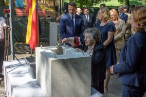 Pani Wanda Traczyk-Stawska wmurowuje kamień węgielny pod budowę Izby Pamięci na Woli. Pani Wanda Traczyk-Stawska wmurowuje kamień węgielny pod budowę Izby Pamięci na Woli.