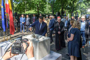 Pan Rafał Trzaskowski wmurowuje kamień węgielny pod budowę Izby Pamięci na Woli. Pan Rafał Trzaskowski wmurowuje kamień węgielny pod budowę Izby Pamięci na Woli.