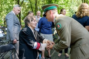 mjr SG Kamil Sikora składa wyrazy szacunku Pani Wandzie Traczyk-Stawskiej. mjr SG Kamil Sikora składa wyrazy szacunku Pani Wandzie Traczyk-Stawskiej.