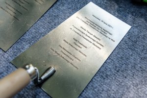 Pamiątkowa kielnia z wygrawerowanym napisem. Pamiątkowa kielnia z wygrawerowanym napisem.