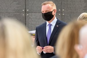 Prezydent trzymający odznaczenie. Prezydent trzymający odznaczenie.